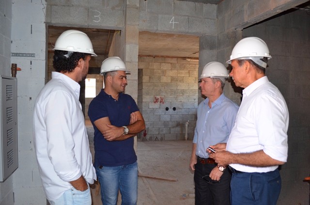 201743_FOTO - Tiago Lobo visita obras do Programa Habitacional Latania